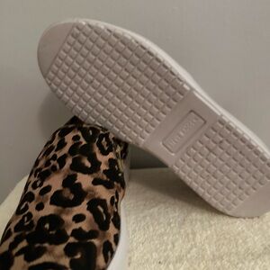 Steve Madden sneakers new never worn.
